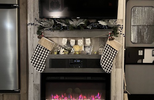 Seneca Alquiler De RV | Cozy camper in Clemson Hills. 5 minutes from Clemson University. Pet friendly!