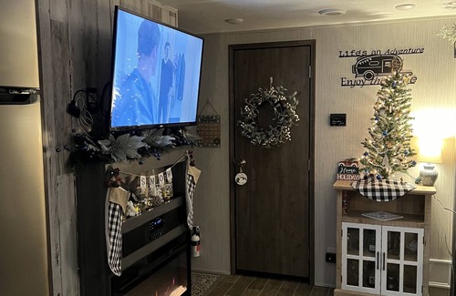Seneca Alquiler De RV | Cozy camper in Clemson Hills. 5 minutes from Clemson University. Pet friendly!