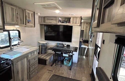 La Hacienda Estates Complejo | Cozy Camper near lake Travis & Colorado River