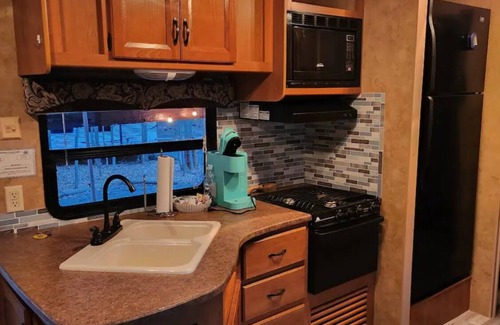 Watkins Glen Alquiler De RV | Cozy Camper with private hot tub The Hideout unit 1