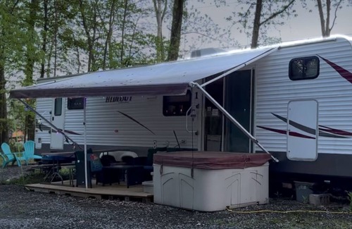 Watkins Glen Alquiler De RV | Cozy Camper with private hot tub The Hideout unit 1