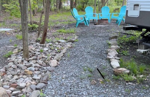 Watkins Glen Alquiler De RV | Cozy Camper with private hot tub The Hideout unit 1