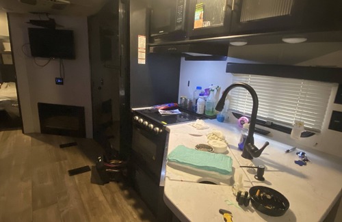 Longview Alquiler De RV | Cozy Camping experience in a home away from home. Pet friendly. Non smoking.