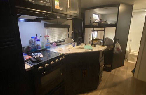 Longview Alquiler De RV | Cozy Camping experience in a home away from home. Pet friendly. Non smoking.