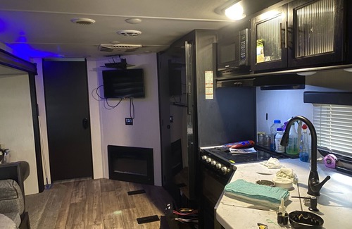 Longview Alquiler De RV | Cozy Camping experience in a home away from home. Pet friendly. Non smoking.