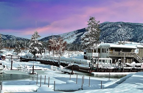 Tahoe Keys Condominio | Cozy Canal Cabin with Indoor Pool, Marina Views & Easy Access to Tahoe Fun