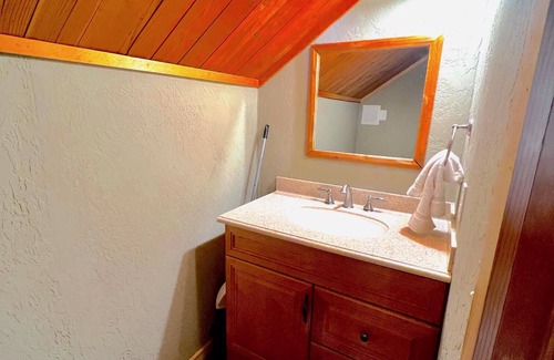 Tahoe Keys Condominio | Cozy Canal Cabin with Indoor Pool, Marina Views & Easy Access to Tahoe Fun