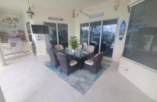 Palm Harbor Casa | Cozy Canal home