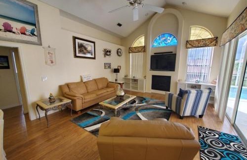 Palm Harbor Casa | Cozy Canal home