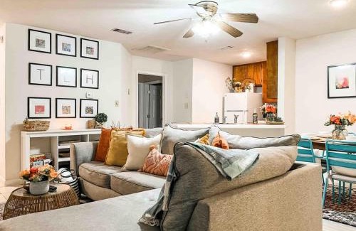 Tallahassee Casa | Cozy Canopy Cottage tucked away - East Tallahassee