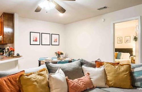 Tallahassee Casa | Cozy Canopy Cottage tucked away - East Tallahassee