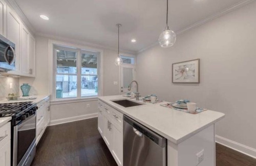 Highlandtown Casa | Cozy Canton Home with Rooftop Deck + Private Parking