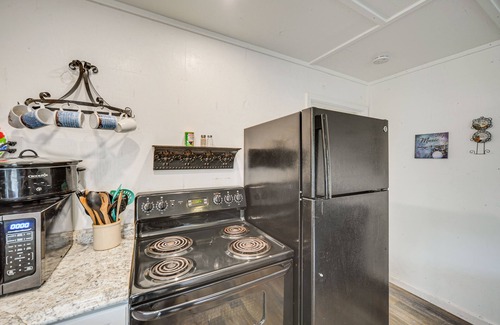 Canyon Lake Cabaña | Cozy Canyon Lake Cottage Rental w/ Private Hot Tub