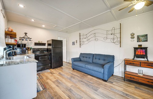 Canyon Lake Cabaña | Cozy Canyon Lake Cottage Rental w/ Private Hot Tub