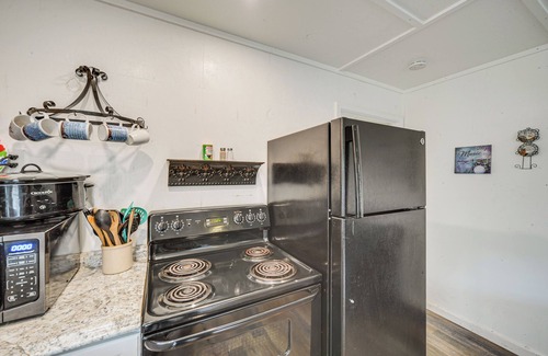Canyon Lake Cabaña | Cozy Canyon Lake Cottage Rental w/ Private Hot Tub