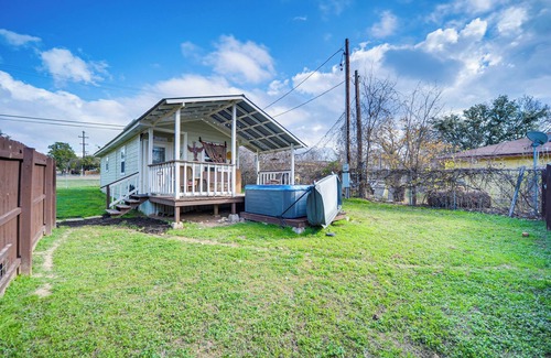 Canyon Lake Cabaña | Cozy Canyon Lake Cottage Rental w/ Private Hot Tub
