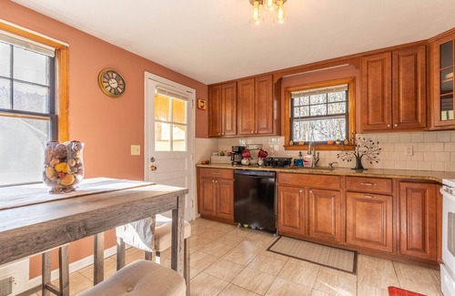 New Britain Casa | Cozy Cape Close to Farmington, Plainville & Downtown New Britain