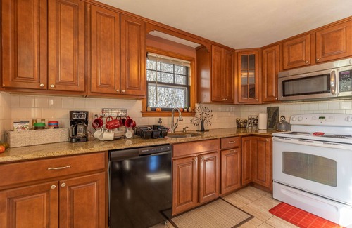 New Britain Casa | Cozy Cape Close to Farmington, Plainville & Downtown New Britain