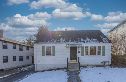 New Britain Casa | Cozy Cape Close to Farmington, Plainville & Downtown New Britain