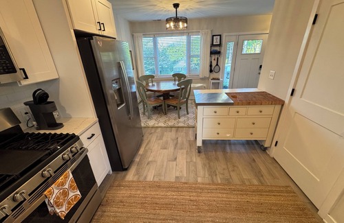 Newtown Square Casa | Cozy Cape in Newtown Square Pets Welcome ⚡️Free EV⚡️Safe and Convenient Location