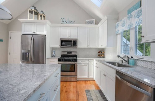 Osterville Casa | Cozy Cape-style home in private neighborhood