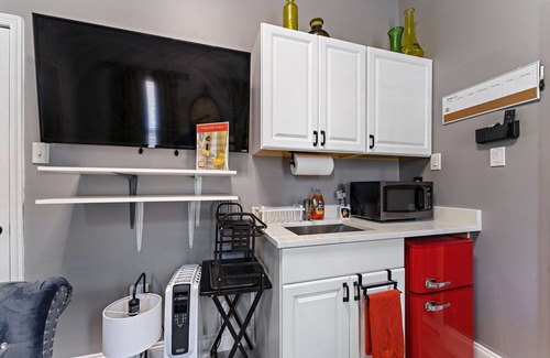 Canton Casa | Island Chic Studio w/ Kitchenette and Bar 🥂 Separate Bath in Baltimore🦀 Canton