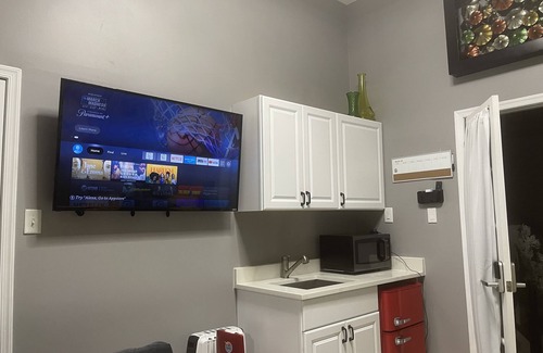 Canton Casa | Island Chic Studio w/ Kitchenette and Bar 🥂 Separate Bath in Baltimore🦀 Canton