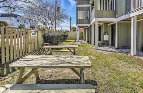 Carolina Beach Apartamento | Cozy Carolina Beach Condo w/ Ocean Views!