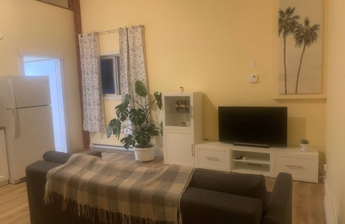 Smithers Cabaña | Cozy Carriage Home with Hot Tub. Pet-Friendly!