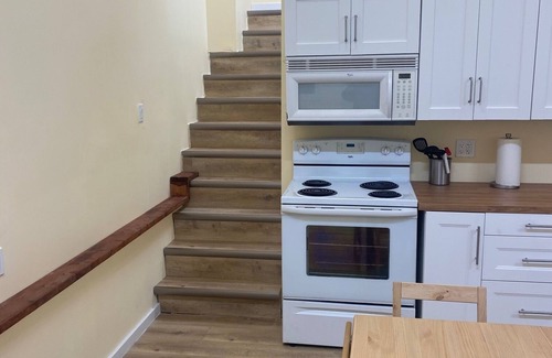 Smithers Cabaña | Cozy Carriage Home with Hot Tub. Pet-Friendly!