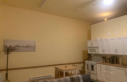 Smithers Cabaña | Cozy Carriage Home with Hot Tub. Pet-Friendly!