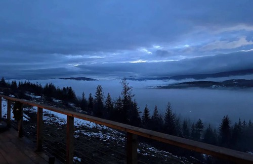 British Columbia Interior Apartamento | Cozy carriage house apartment with gorgeous Mount Ida views.