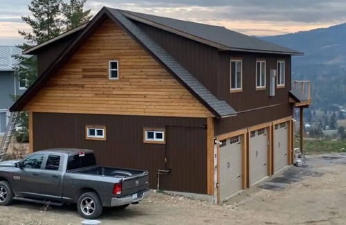 British Columbia Interior Apartamento | Cozy carriage house apartment with gorgeous Mount Ida views.