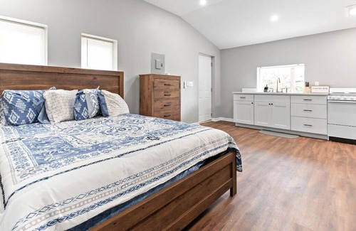 Midtown Cabaña | Cozy Carriage House