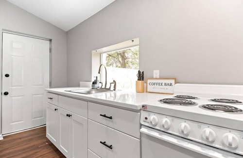 Midtown Cabaña | Cozy Carriage House