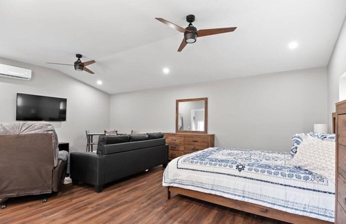Midtown Cabaña | Cozy Carriage House