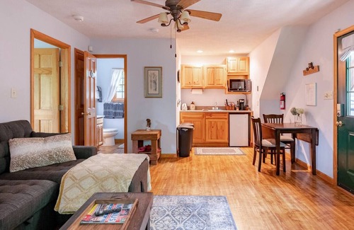 East Stroudsburg Cabina | Cozy carriage house - private home near skiing