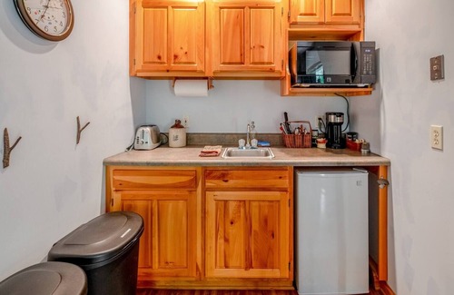 East Stroudsburg Cabina | Cozy carriage house - private home near skiing