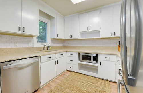 Cary Casa | Cozy Cary Abode ~ 10 Mi to Downtown Raleigh!
