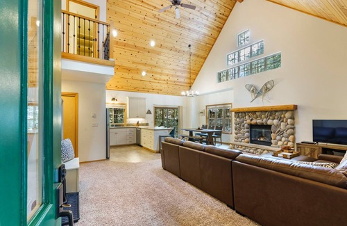 Rhododendron Cabina | Cozy Cascade Cabin. Relaxing Hot Tub, Secluded, Spacious