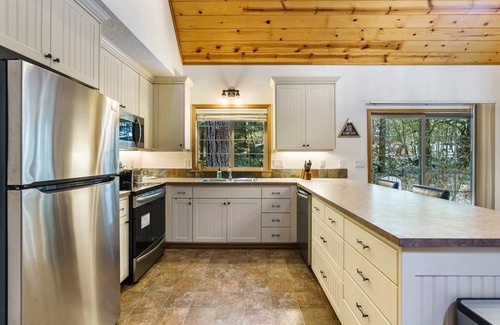 Rhododendron Cabina | Cozy Cascade Cabin. Relaxing Hot Tub, Secluded, Spacious