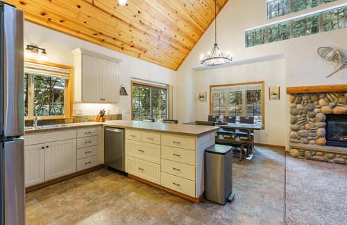 Rhododendron Cabina | Cozy Cascade Cabin. Relaxing Hot Tub, Secluded, Spacious
