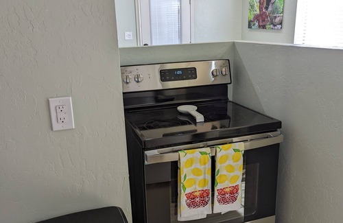 Sam Hughes Casa | Cozy Casita, 1BR, Parking, AC, All new remodel, 3 short blocks to UA