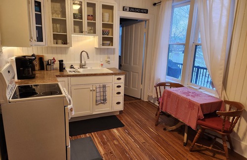 Pincher Creek Casa | Cozy Castle Cottage on the doorstep of Waterton National Park & Castle Mountain.