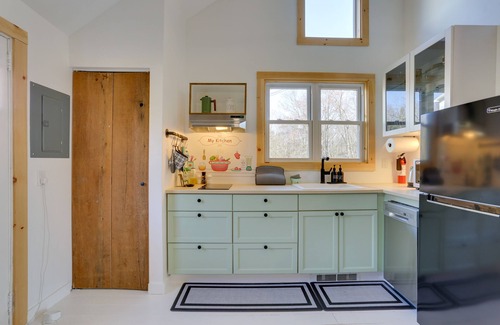 Swan Lake Cabaña | Cozy Catskills Tiny Home ~ 3 Mi to Bethel Woods!