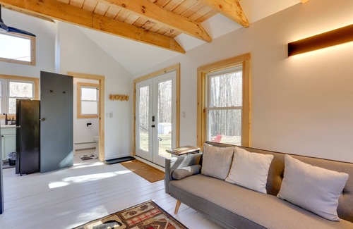 Swan Lake Cabaña | Cozy Catskills Tiny Home ~ 3 Mi to Bethel Woods!