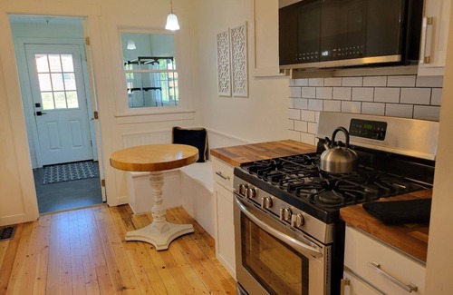 Coeur d'Alene Cabaña | Cozy CdA Cottage with hot tub! Walk to downtown and lake.