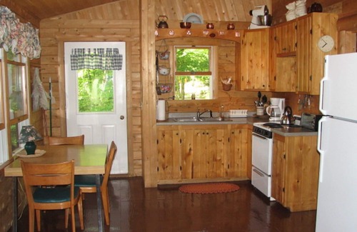 Norway Cabina | Acogedora cabaña de cedro en prístino estanque de arena en Noruega, ideal para nadar.