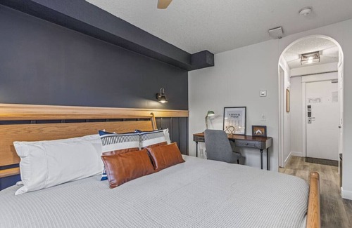 Canmore Apartamento | Cozy Central Canmore- Light Industrial Hotel Room- very cool and comfortable ground-level room for 2, central, quick access to Banff