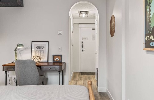 Canmore Apartamento | Cozy Central Canmore- Light Industrial Hotel Room- very cool and comfortable ground-level room for 2, central, quick access to Banff